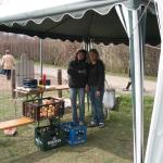 Auch unsere Helfer manchmal auch Trinker   
und Fans von Hk 05 kauern