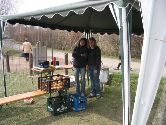 Auch unsere Helfer manchmal auch Trinker   
und Fans von Hk 05 kauern