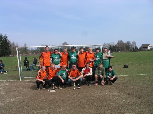 Der Veranstalter Hk 05 Kauern
und der Sieger Bowlingteam Endschütz (orange)
Ach ja der Fotograf ist nüchtern aber unser Plat
