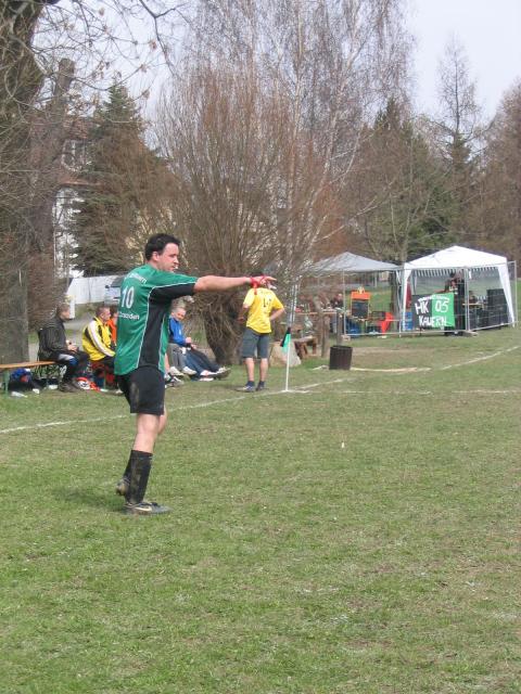 Stürmer Onkel Dorschden hier als Schiri in Aktion